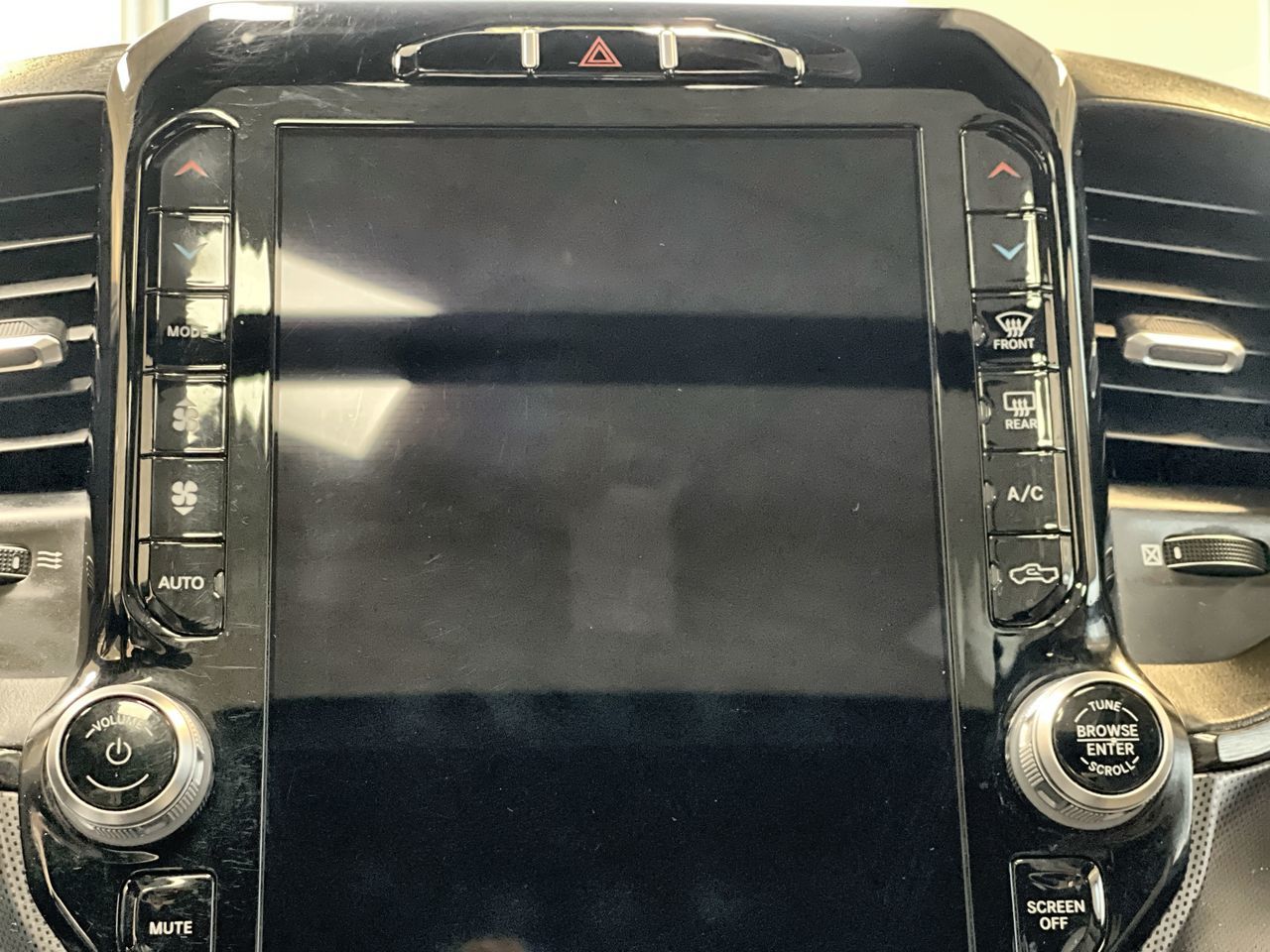 2022 Ram RAM 1500 Crew Cab 4x4 (dt)