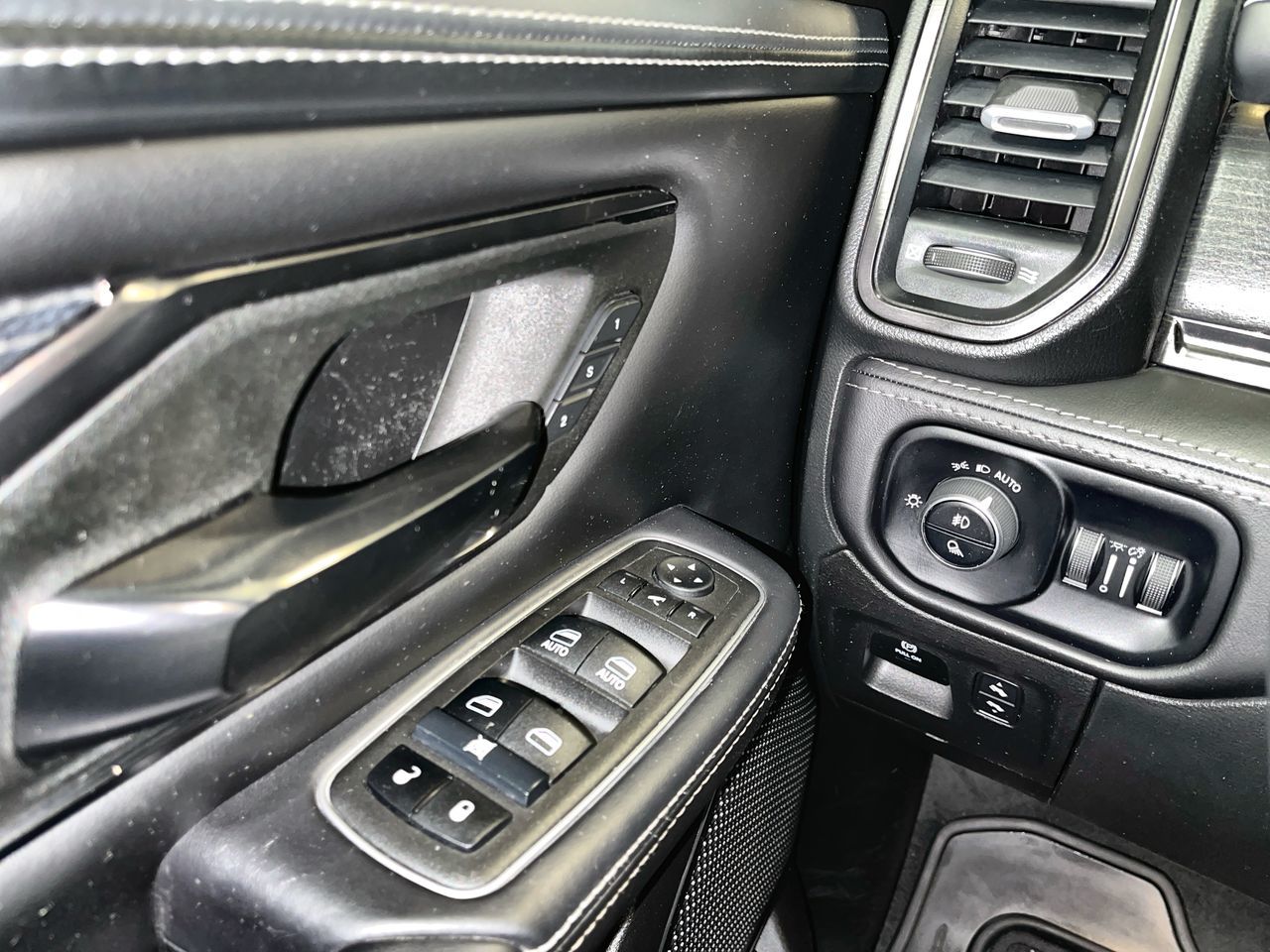 2022 Ram RAM 1500 Crew Cab 4x4 (dt)