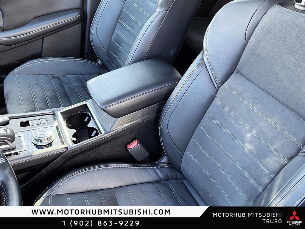 Photo 2022 Mitsubishi Outlander LE Premium #8