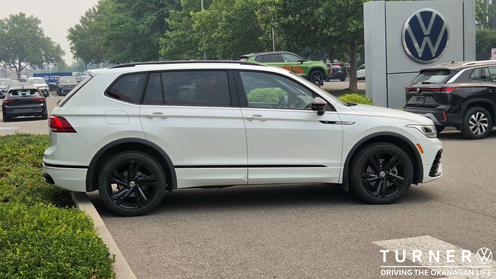 Photo 2024 Volkswagen Tiguan Comfortline R-Line Black Edition #4