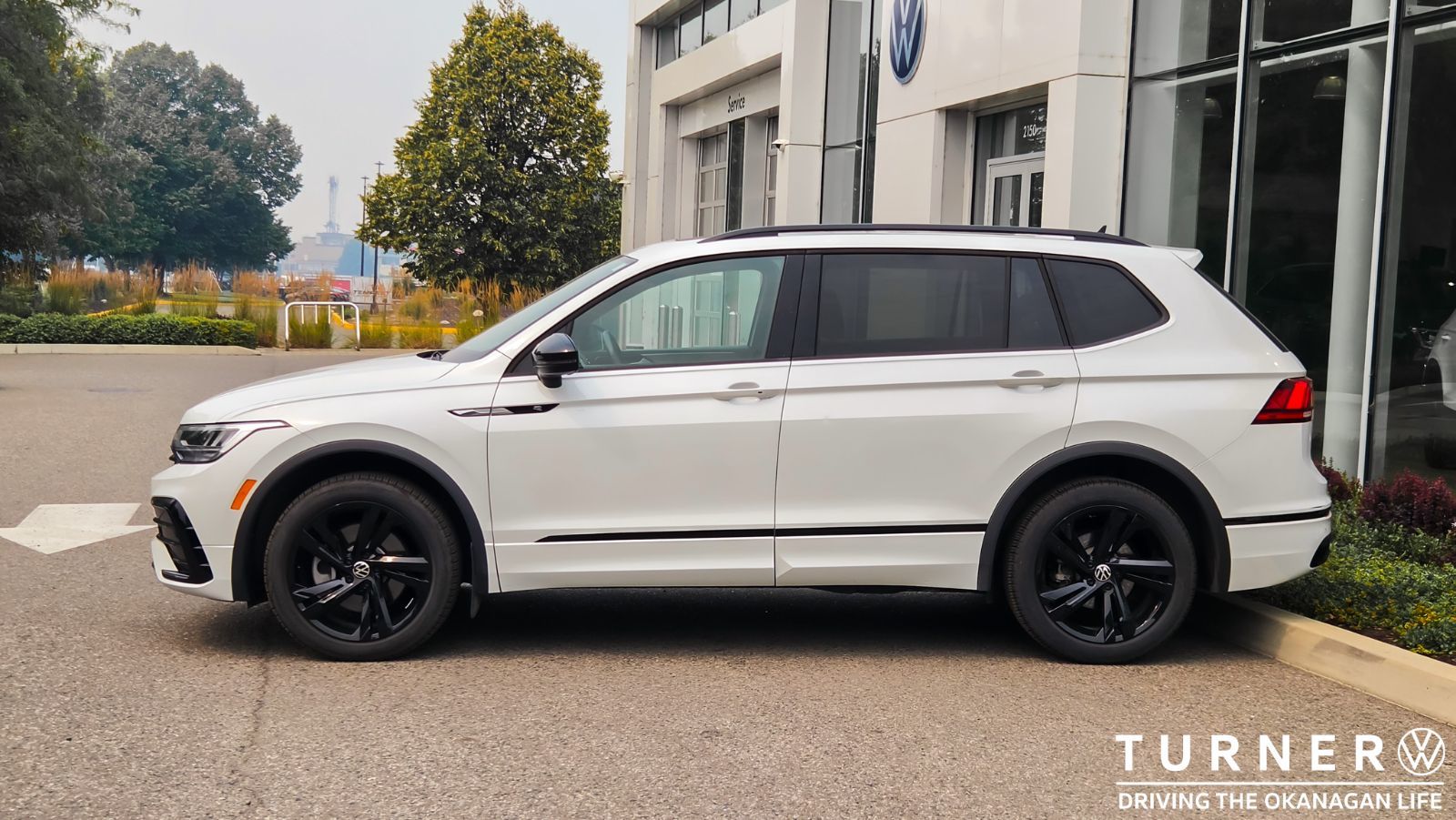 Photo 2024 Volkswagen Tiguan Comfortline R-Line Black Edition #2