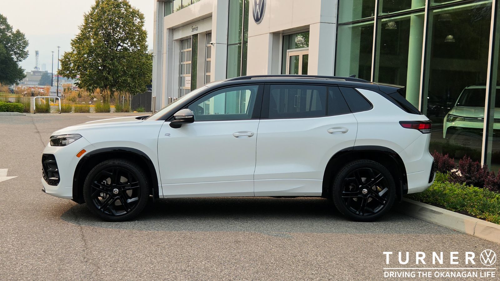 Photo 2025 Volkswagen Tiguan Comfortline R-Line Black Edition #2