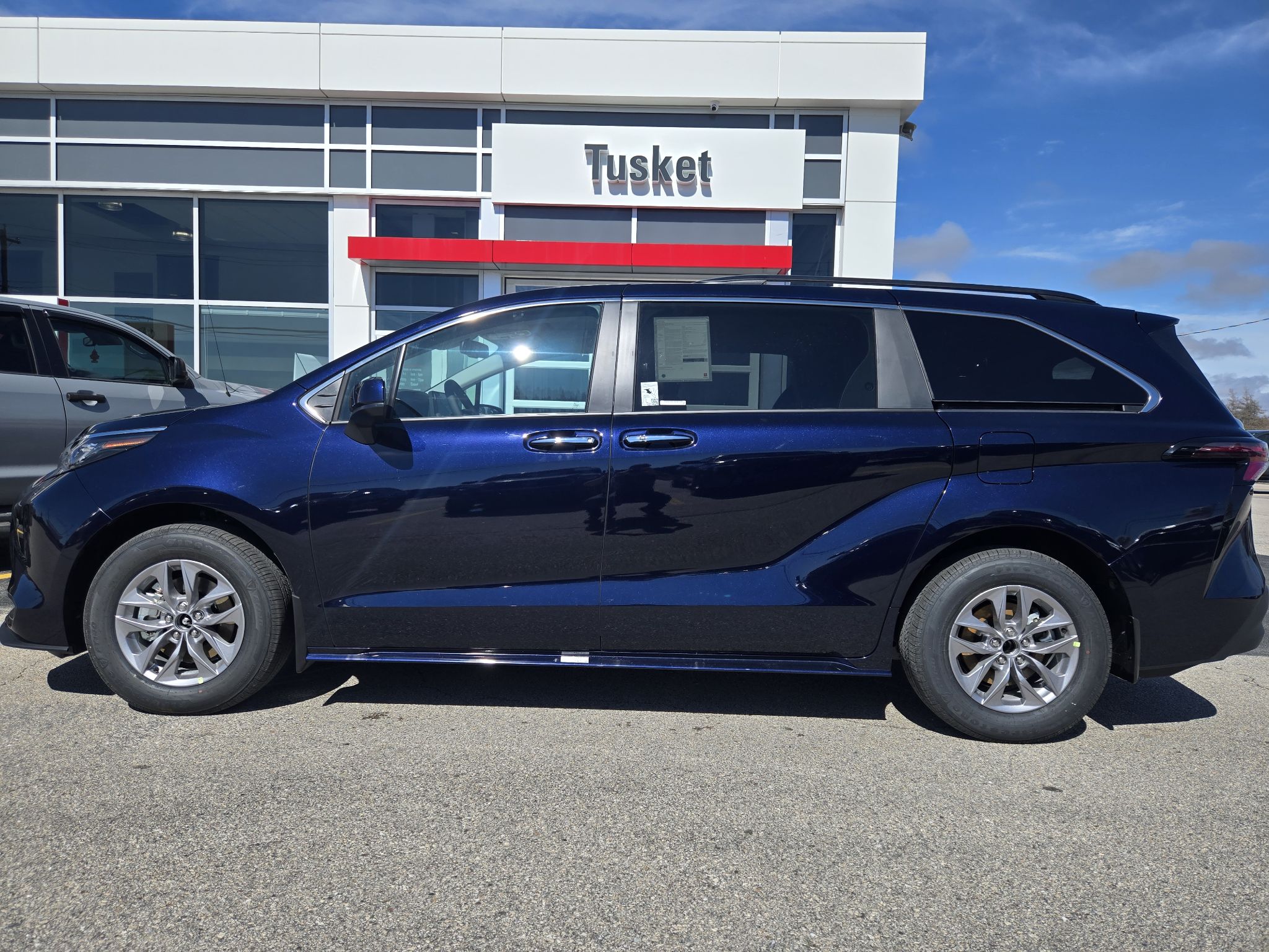 2026 Toyota Sienna XLE FWD 8 PASSENGER
