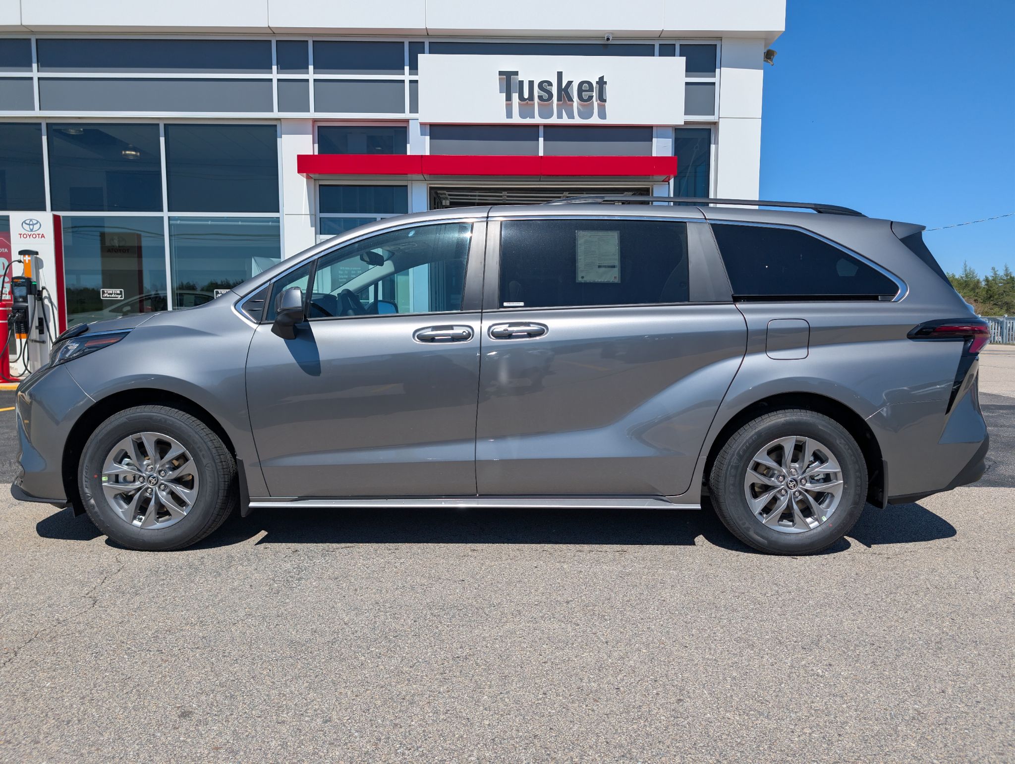 2026 Toyota Sienna LE FWD 8 PASSENGER