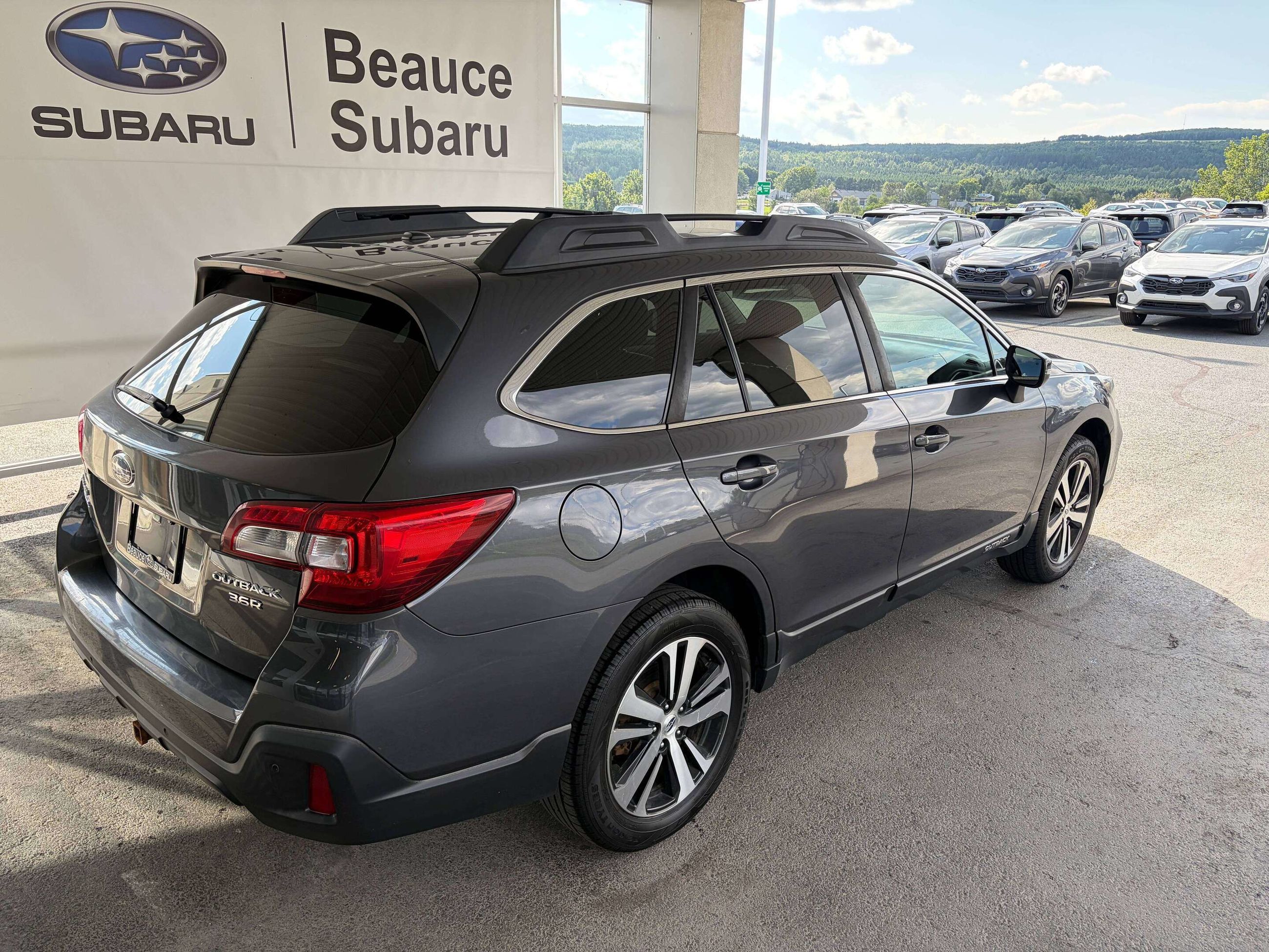 Photo 2018 Subaru OUTBACK 3.6R Limited w-EyeSight Pkg #3