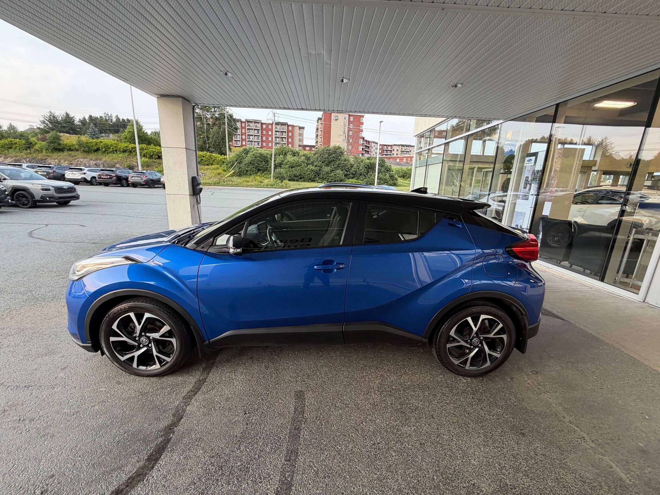 Photo 2021 Toyota C-HR XLE Premium #6