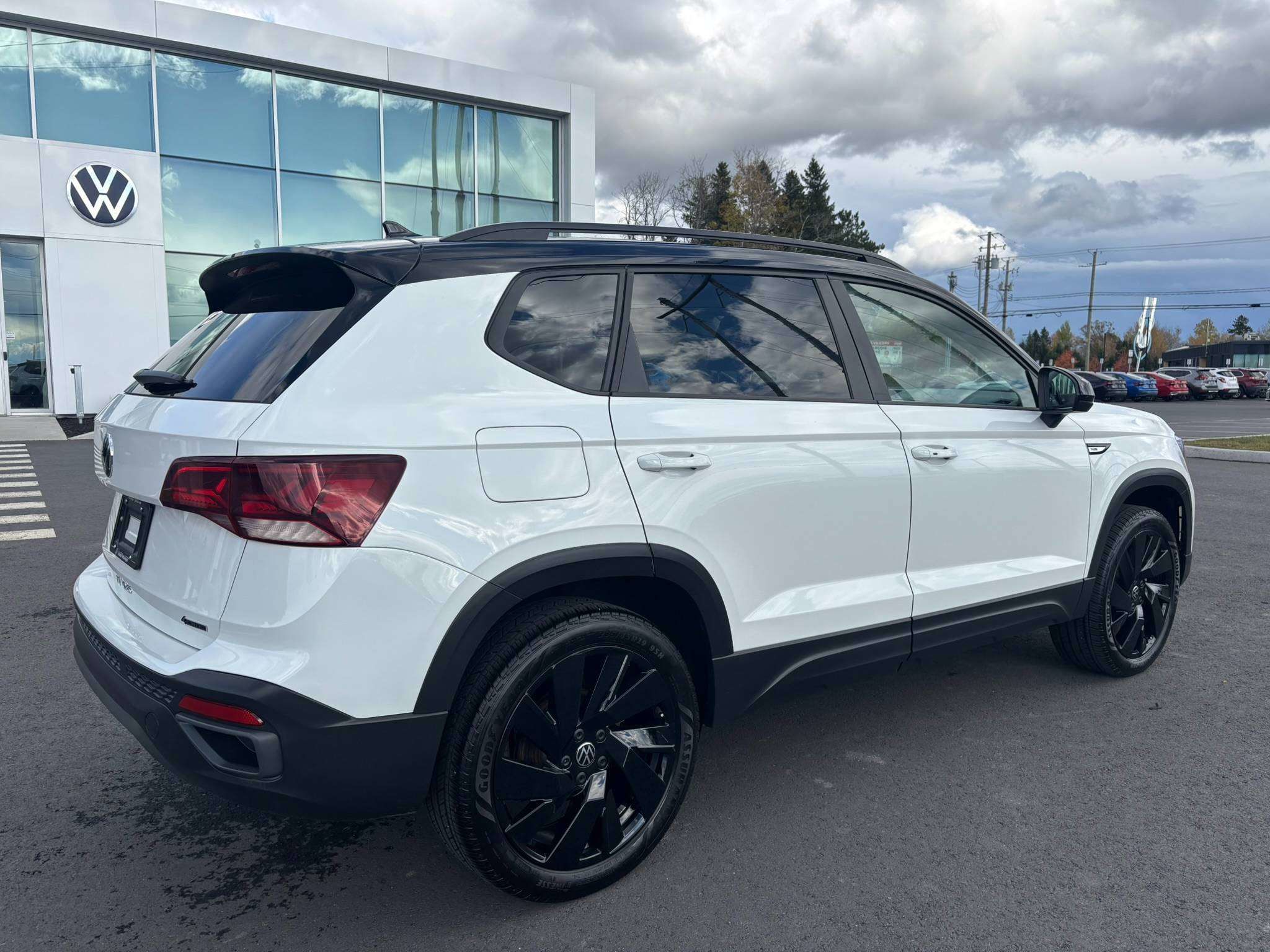 Photo 2024 Volkswagen Taos Comfortline Black Edition #7