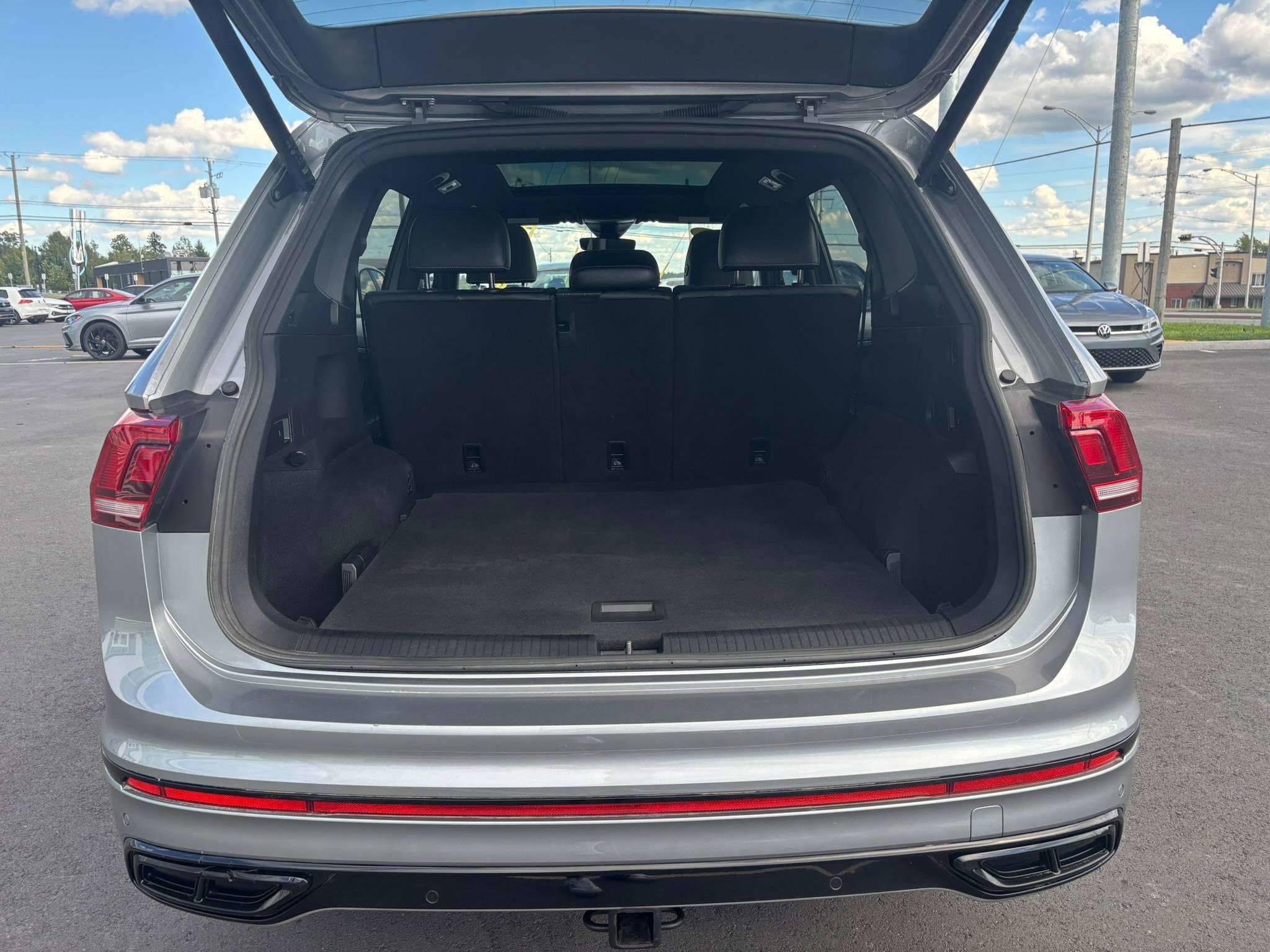 Photo 2023 Volkswagen Tiguan Comfortline R-Line Black Edition #7