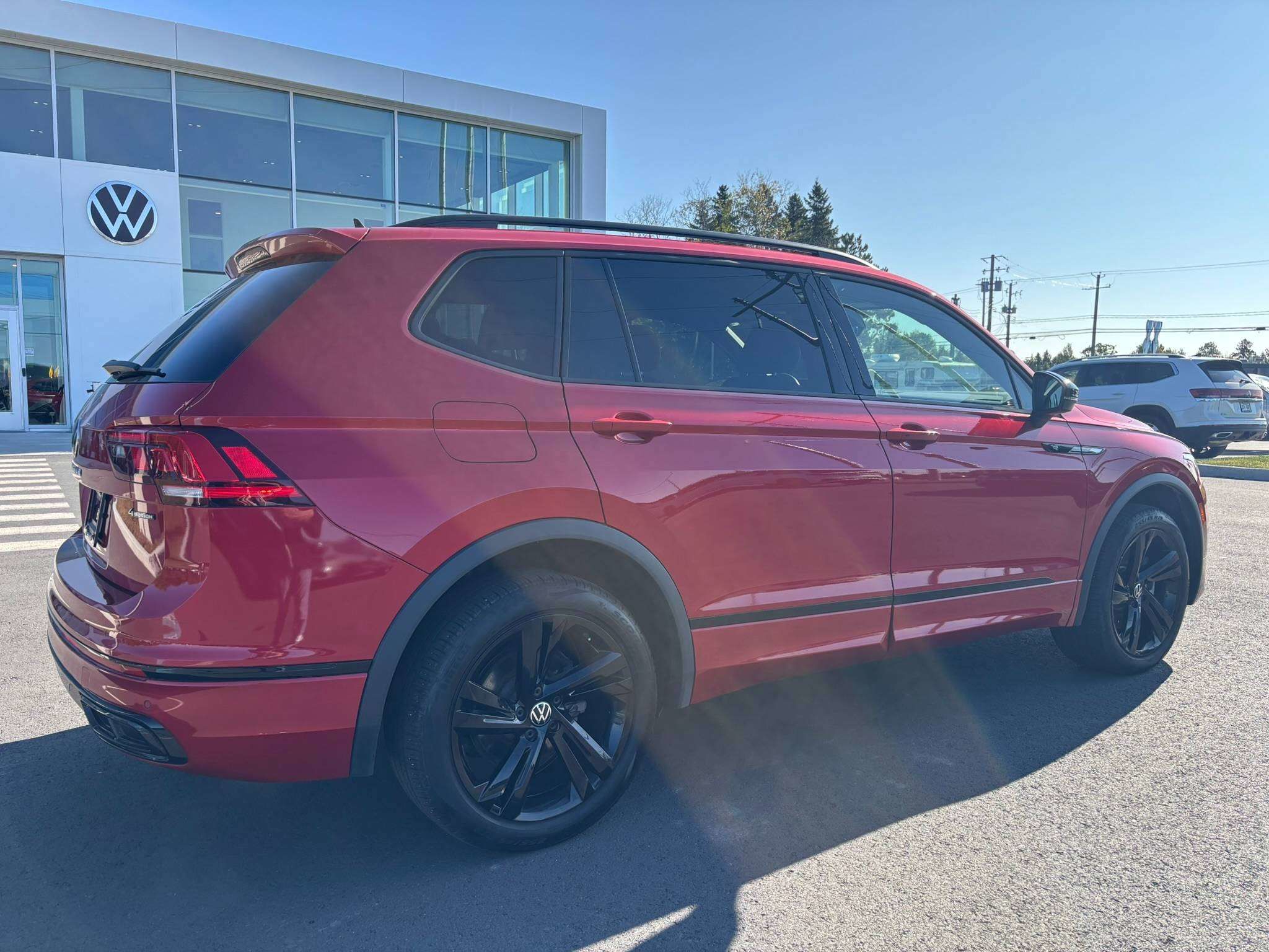 Photo 2024 Volkswagen Tiguan Comfortline R-Line Black Edition #8