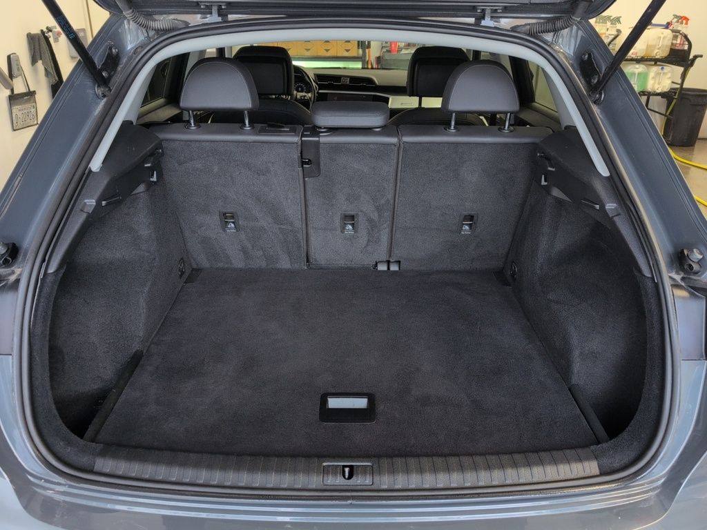 2021 Audi Q3 Komfort ! Leather, AWD! Fresh Trade!