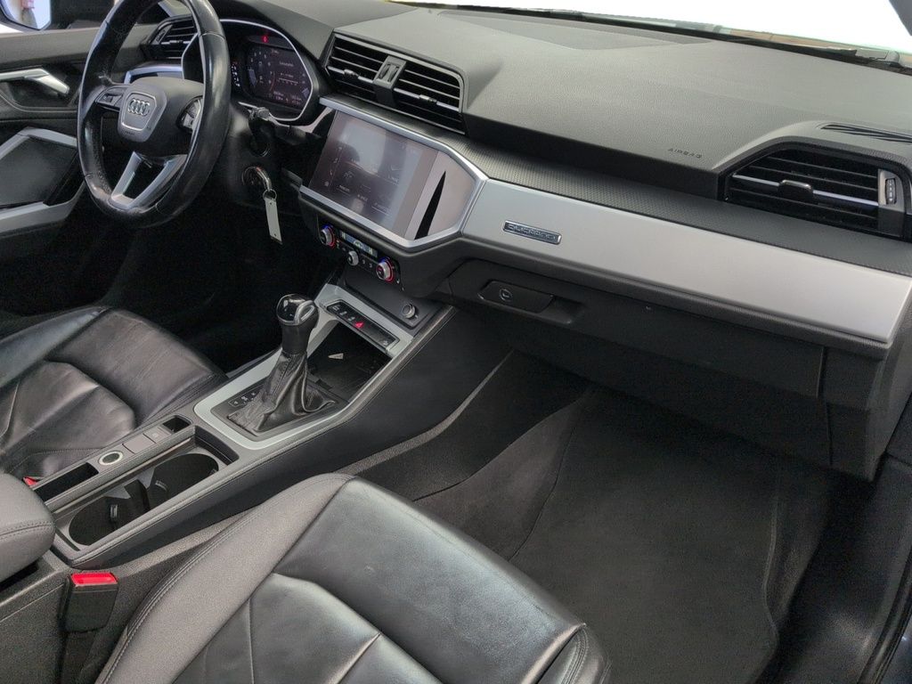 2021 Audi Q3 Komfort ! Leather, AWD! Fresh Trade!