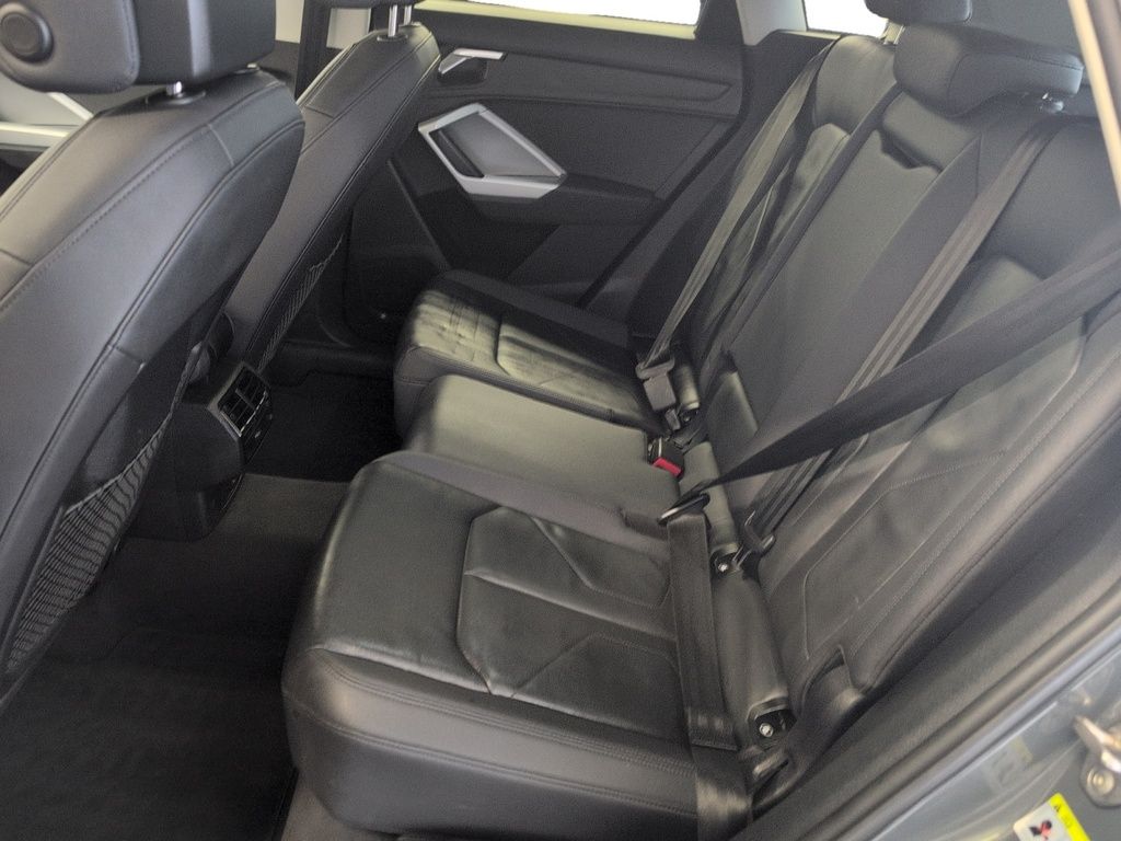 2021 Audi Q3 Komfort ! Leather, AWD! Fresh Trade!