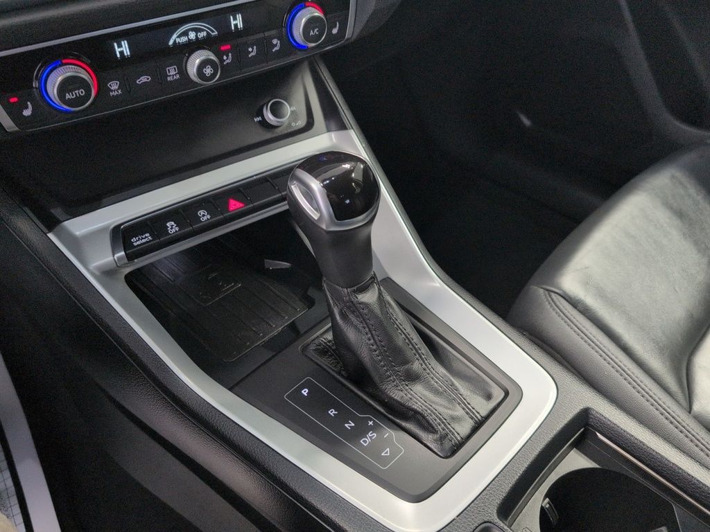 2021 Audi Q3 Komfort ! Leather, AWD! Fresh Trade!