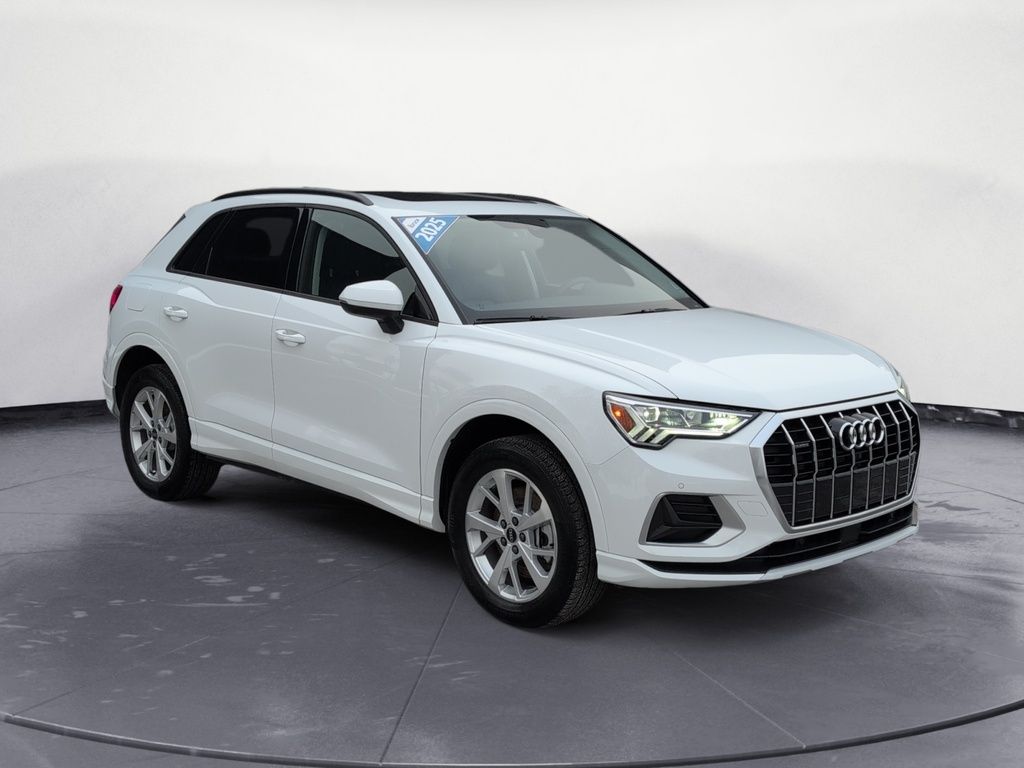 2025 Audi Q3 Komfort ! Leather, AWD! Fresh Trade!