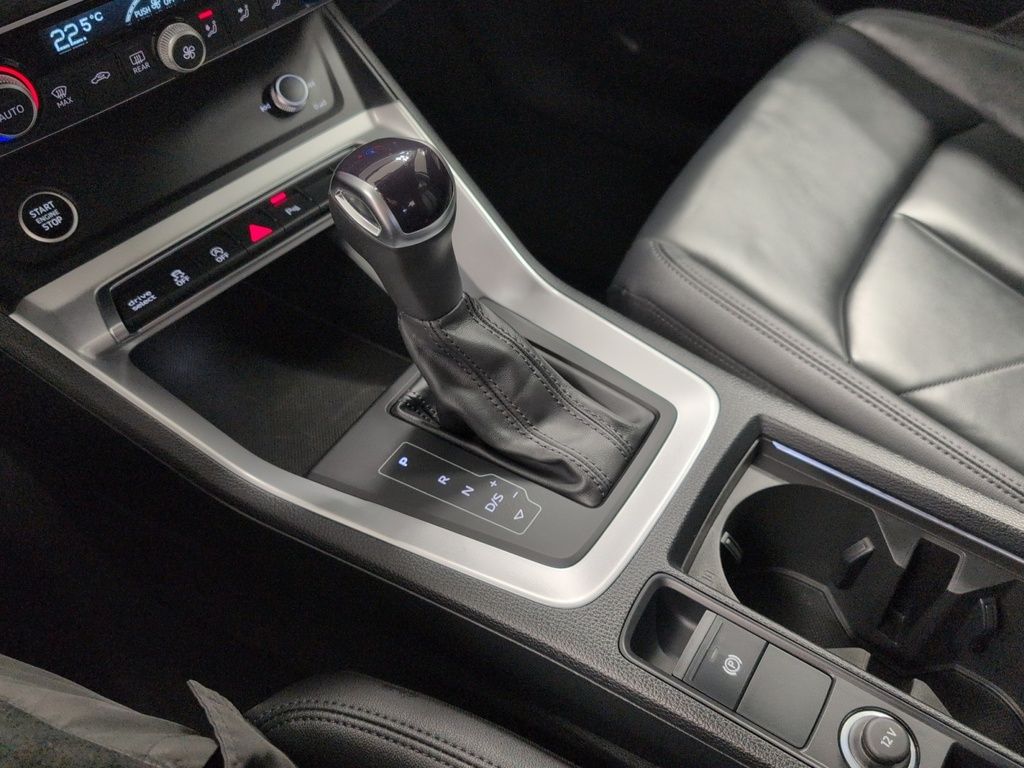 2025 Audi Q3 Komfort ! Leather, AWD! Fresh Trade!