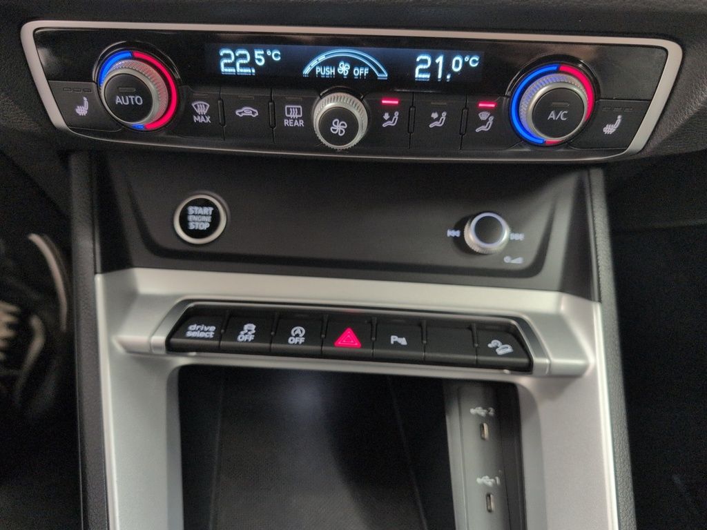 2025 Audi Q3 Komfort ! Leather, AWD! Fresh Trade!