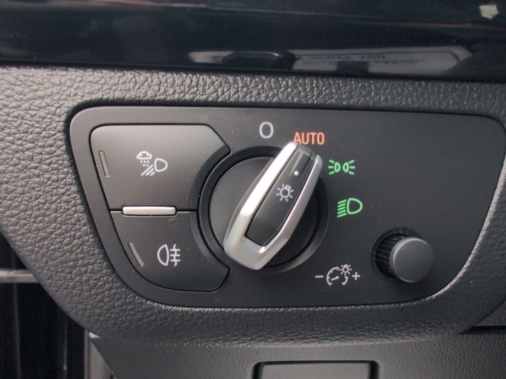 2023 Audi Q5 Komfort ! Leather, AWD! Fresh Trade!