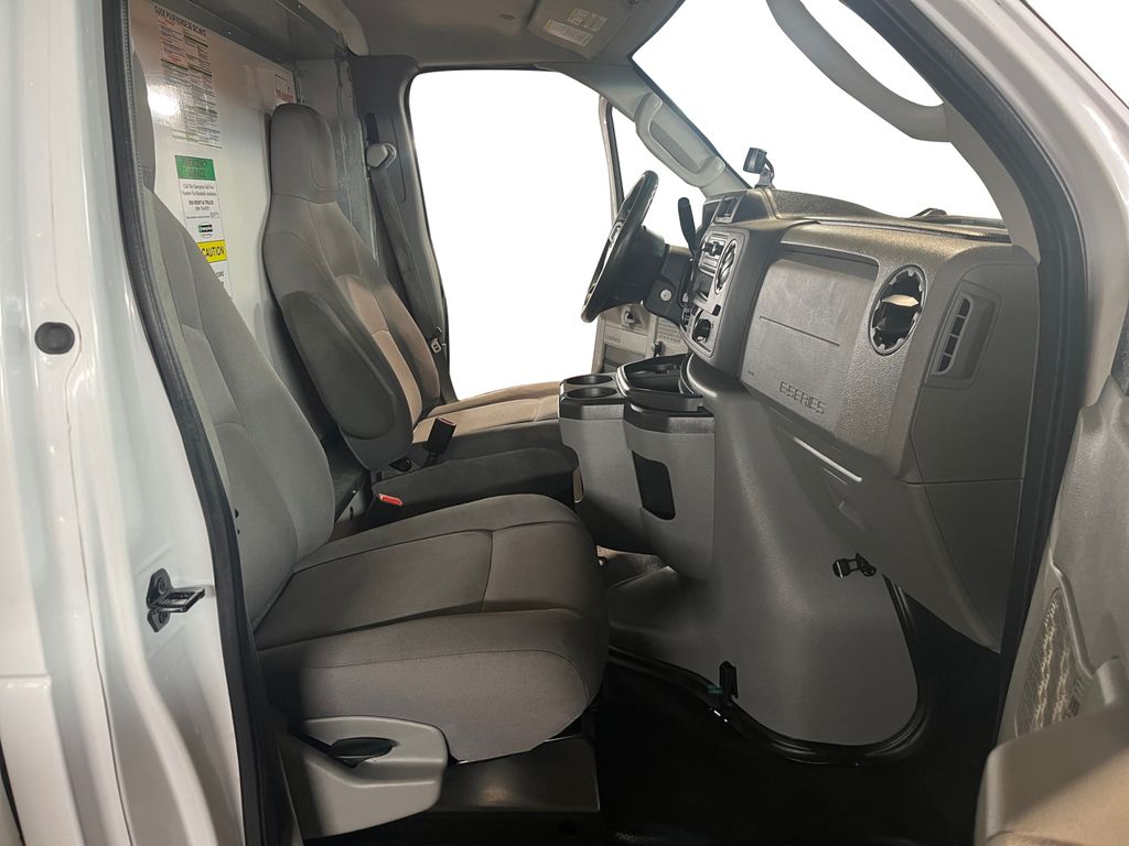 2022 Ford E-Series Cutaway BASE