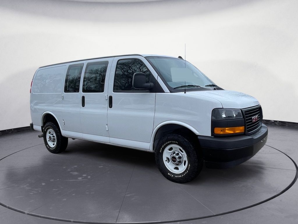 GMC Savana Cargo Van BASE 2024