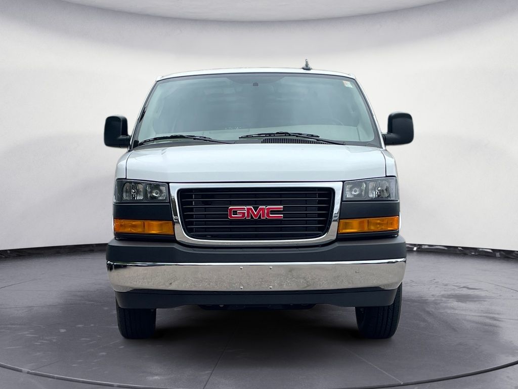 GMC Savana Cargo Van BASE 2025