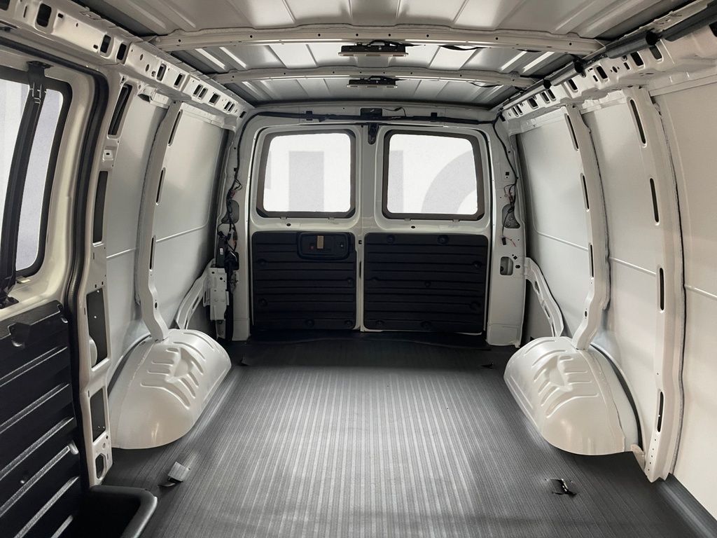 GMC Savana Cargo Van BASE 2025