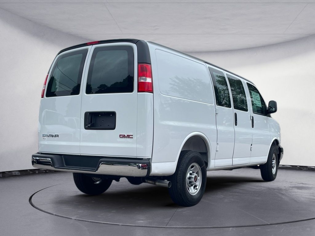 GMC Savana Cargo Van BASE 2025