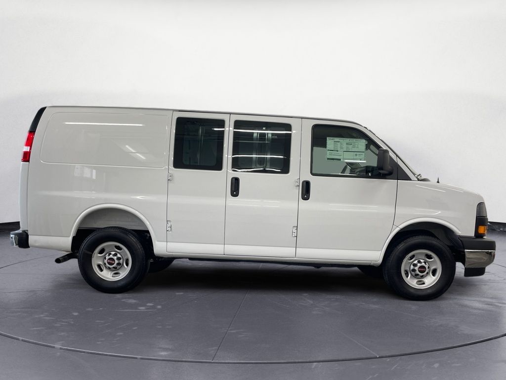 GMC Savana Cargo Van BASE 2025