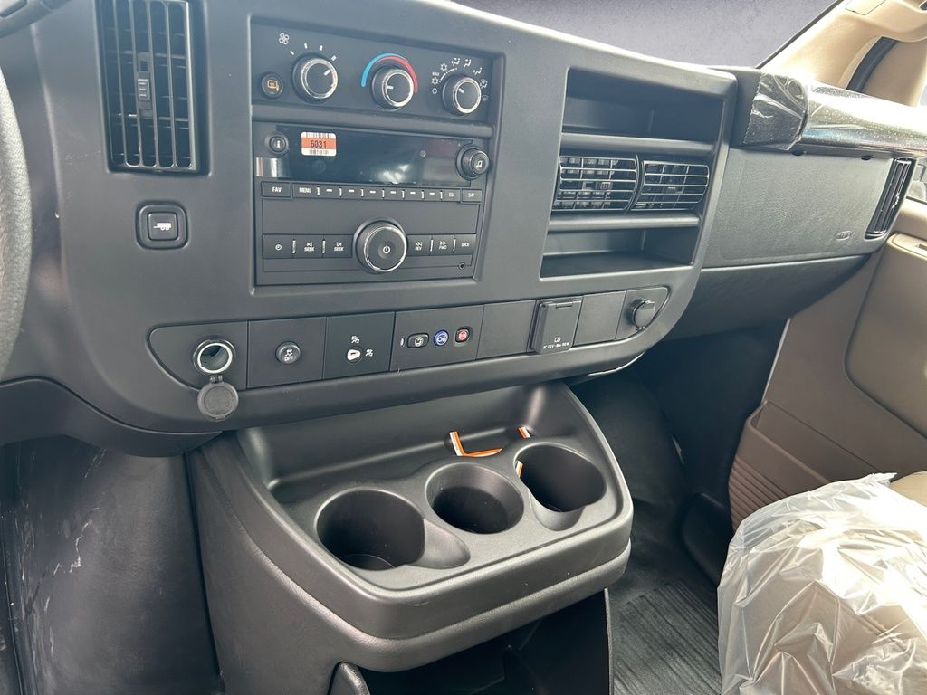 GMC Savana Cargo Van BASE 2025