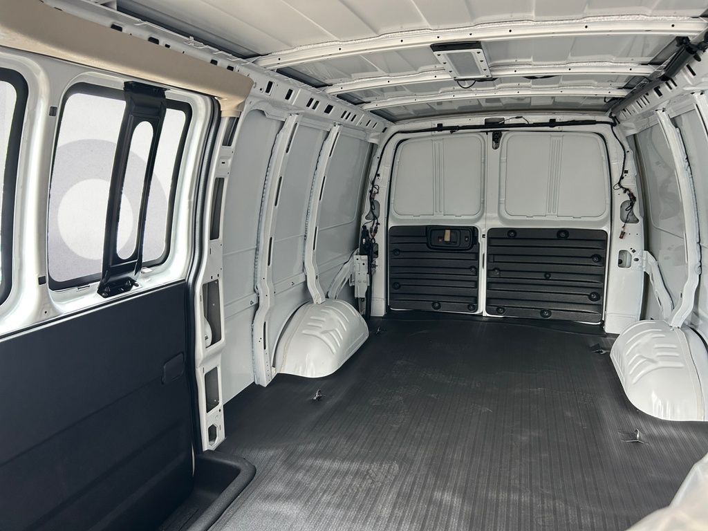 GMC Savana Cargo Van BASE 2025