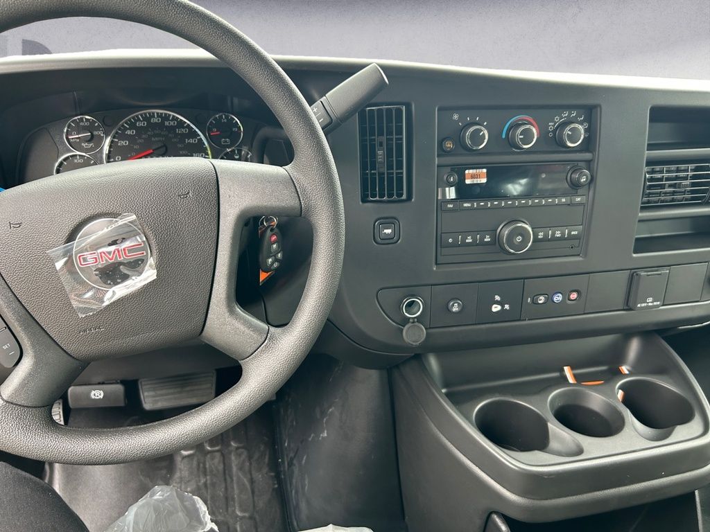 GMC Savana Cargo Van BASE 2025