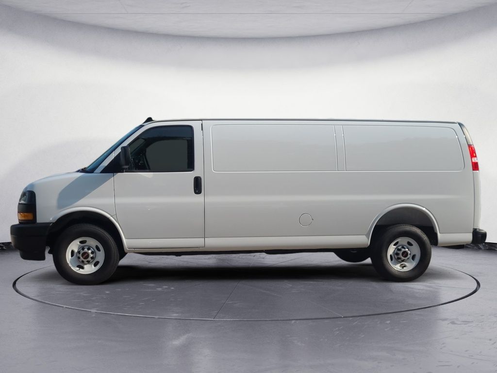 GMC Savana Cargo Van BASE 2025