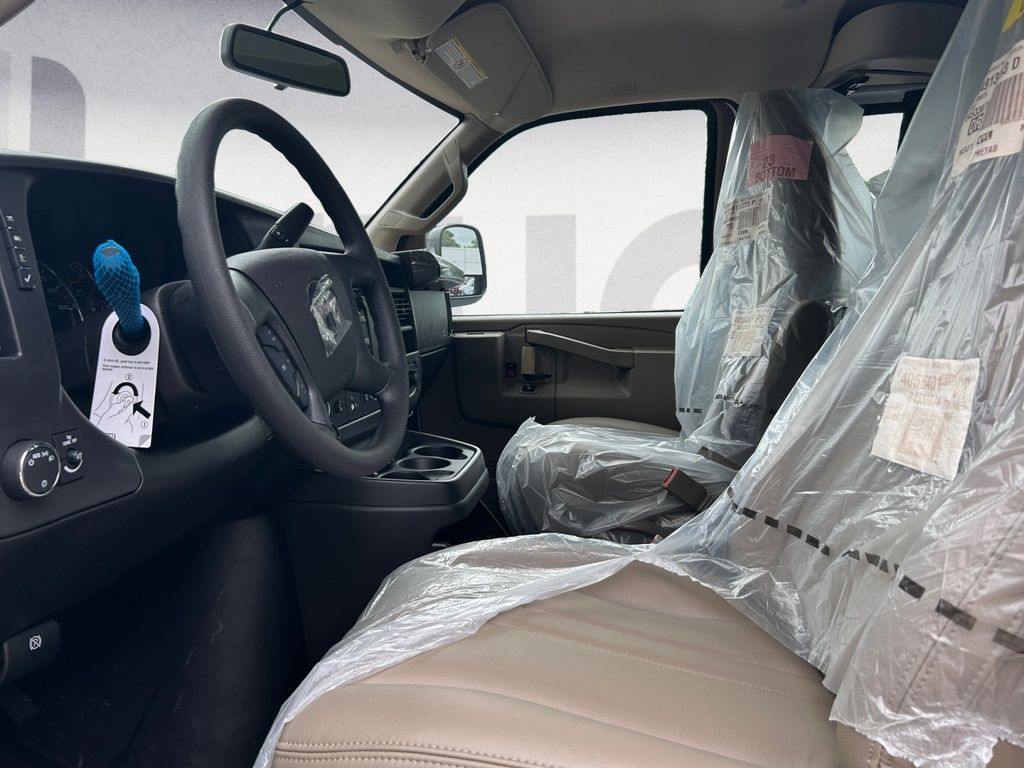 GMC Savana Cargo Van BASE 2025