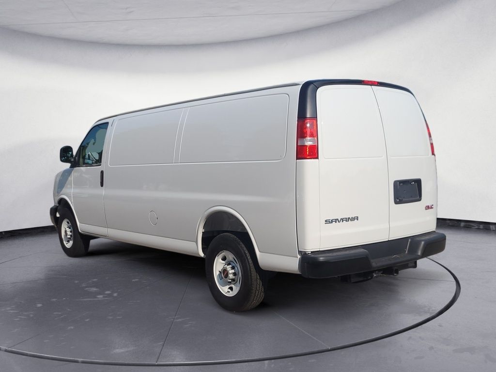 GMC Savana Cargo Van BASE 2025
