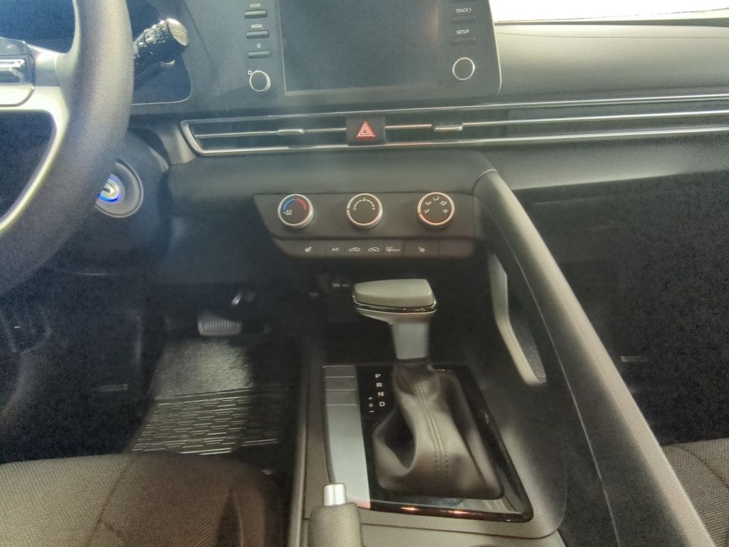 Hyundai Elantra ESSENTIAL 2024