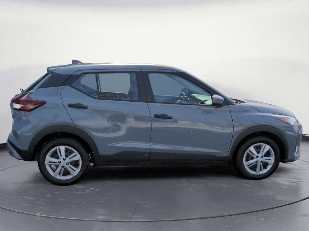 2021 Nissan Kicks S LOW KMS!