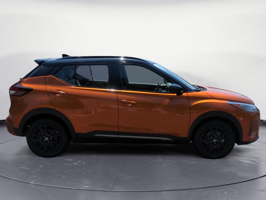 2021 Nissan Kicks SR LOW KMS!