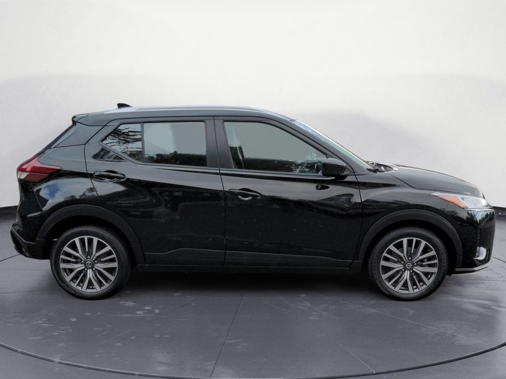 Nissan Kicks SV LOW KMS! 2021