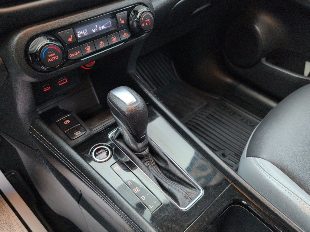 2021 Nissan Kicks SR LOW KMS