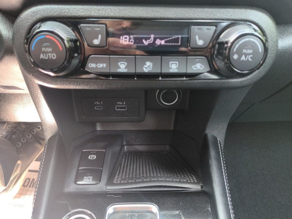 2024 Nissan Kicks SR Premium LOW KMS!!