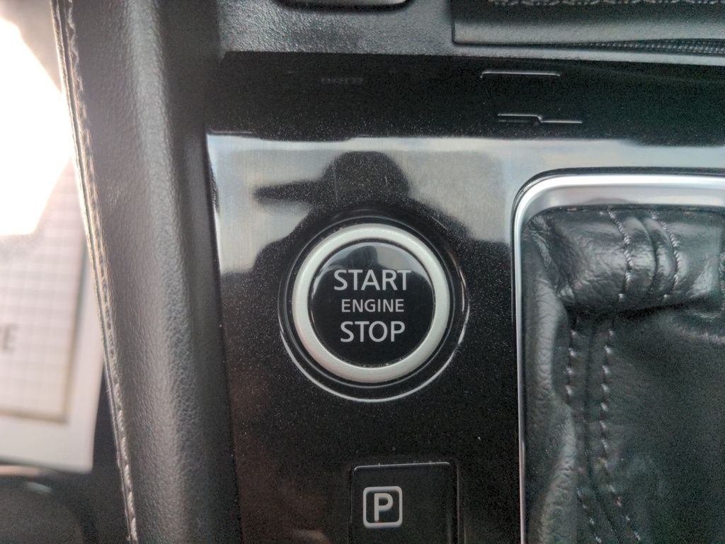 2024 Nissan Kicks SR Premium LOW KMS!!