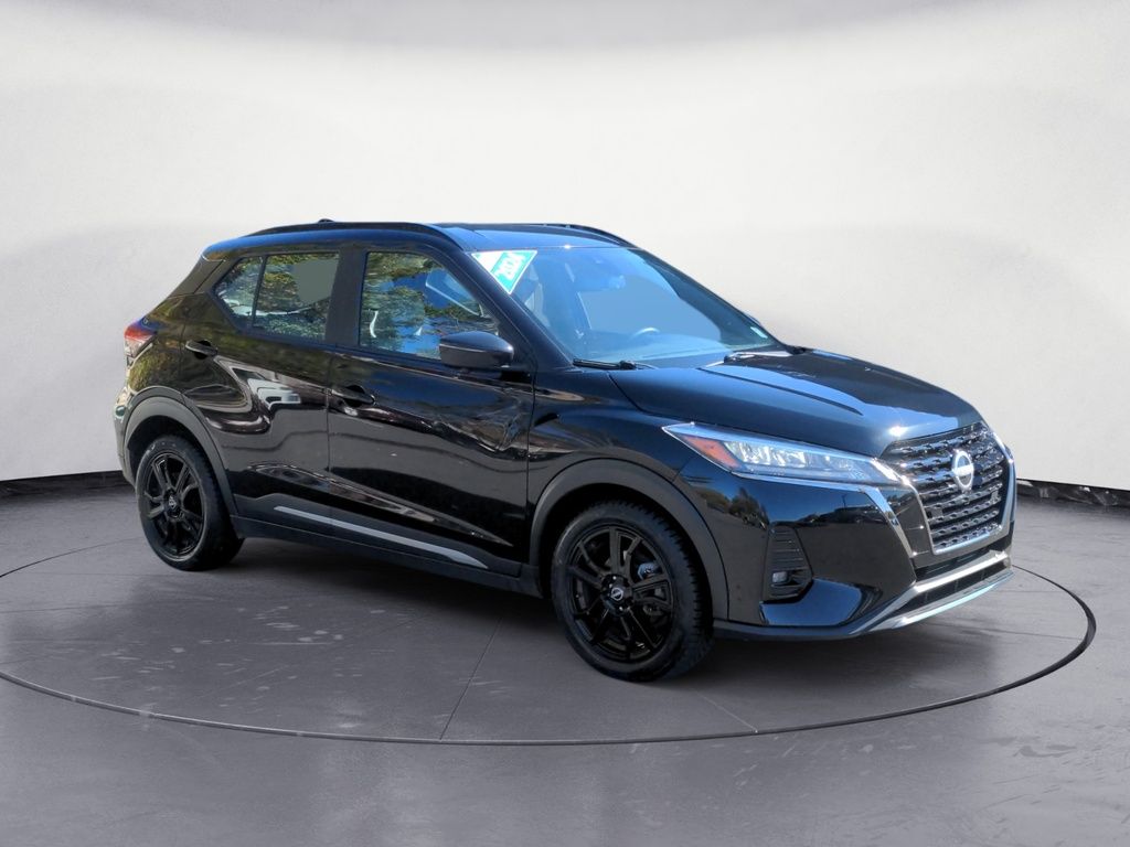 Nissan Kicks SR ! LOW KMS! Black Rims ! 2024