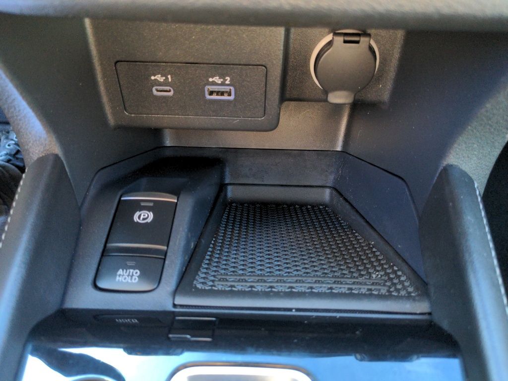 Nissan Kicks SR ! LOW KMS! Black Rims ! 2024