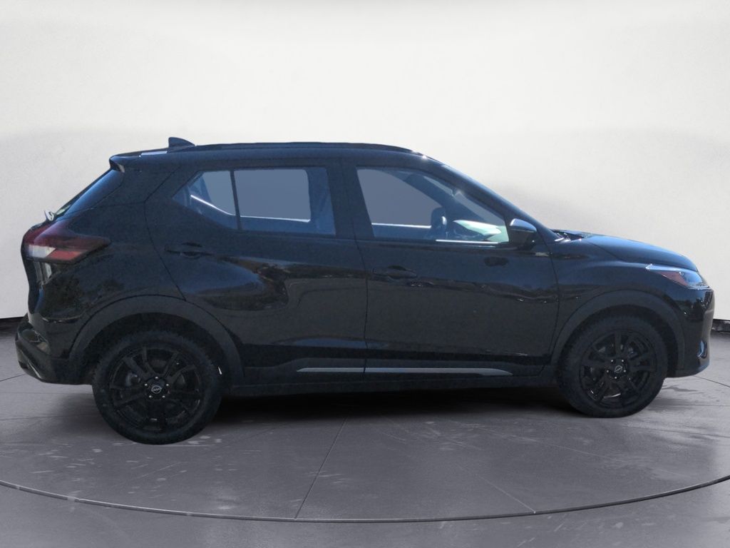 Nissan Kicks SR ! LOW KMS! Black Rims ! 2024