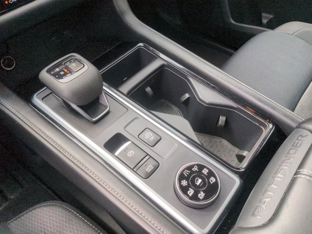 2024 Nissan Pathfinder SV AWD LOW KMS