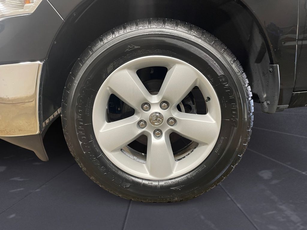 Ram 1500 Classic SLT, 5.7L HEMI, AUTO HEADLIGHTS, BACK UP CAMERA 2023