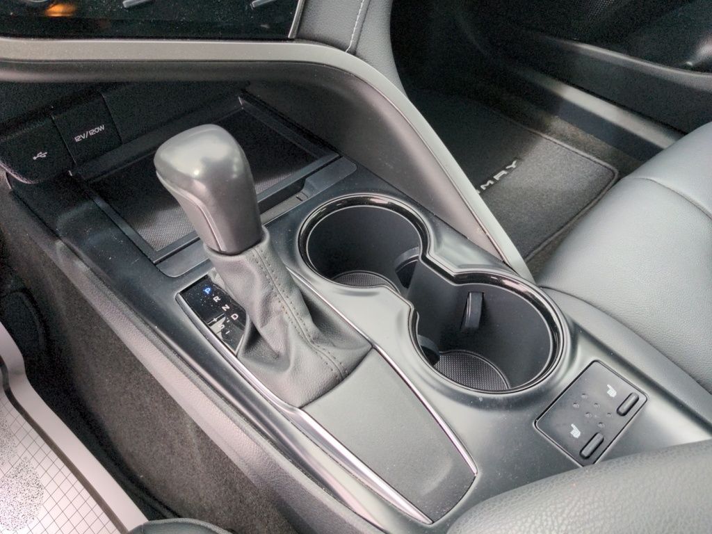 Toyota Camry SE LOW KMS! 2020