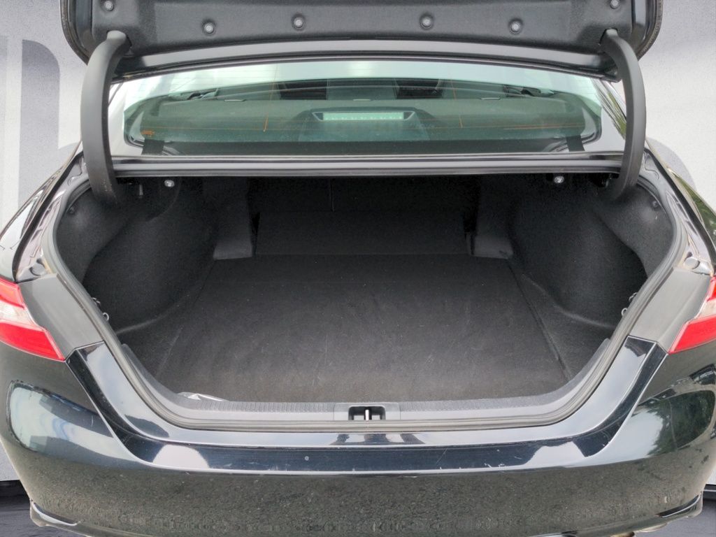 Toyota Camry SE LOW KMS! 2020