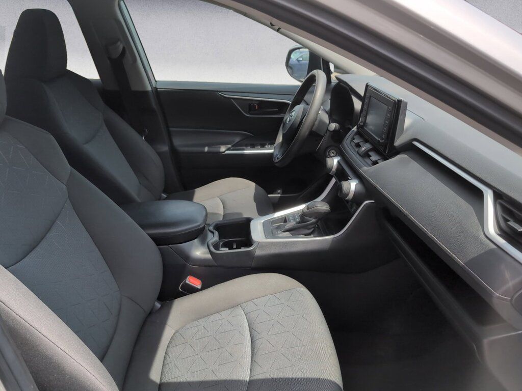 Toyota RAV4 LE 2022