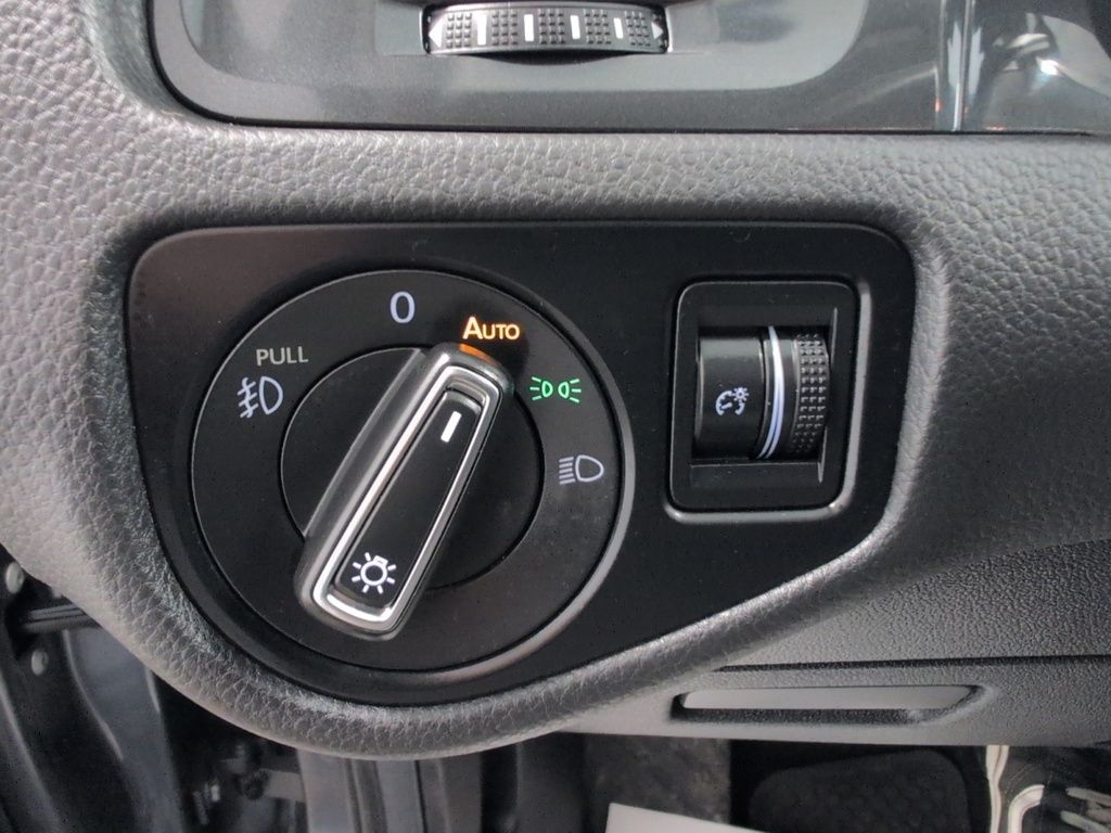 2019 Volkswagen Golf Highline, Leather, Sunroof!