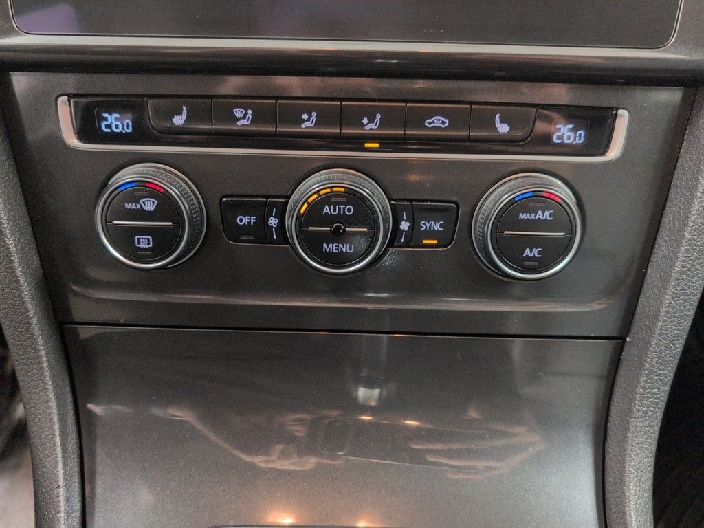 2019 Volkswagen Golf Highline, Leather, Sunroof!